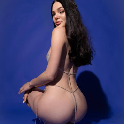 Mia, 24